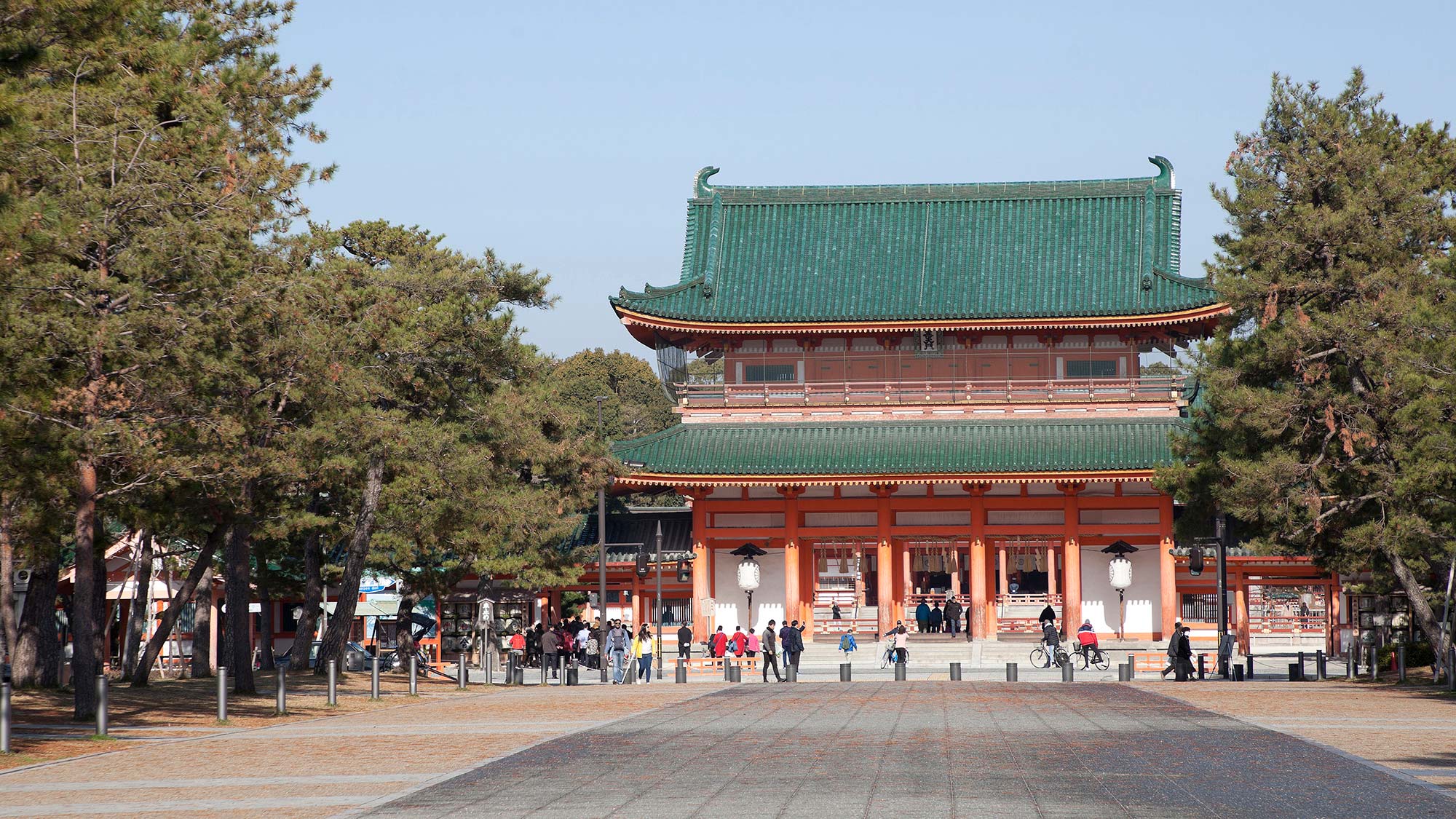 ・平安神宮：朱塗りの社殿が美しく平安京の雅な雰囲気が漂います