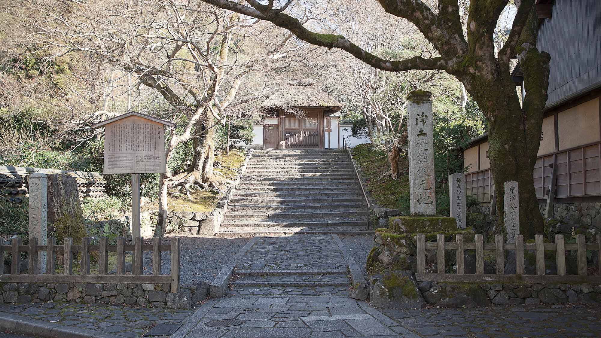 ・安楽寺：通常非公開。春の花と秋の紅葉の時期に合わせた期間と、かぼちゃ供養の日などに一般公開