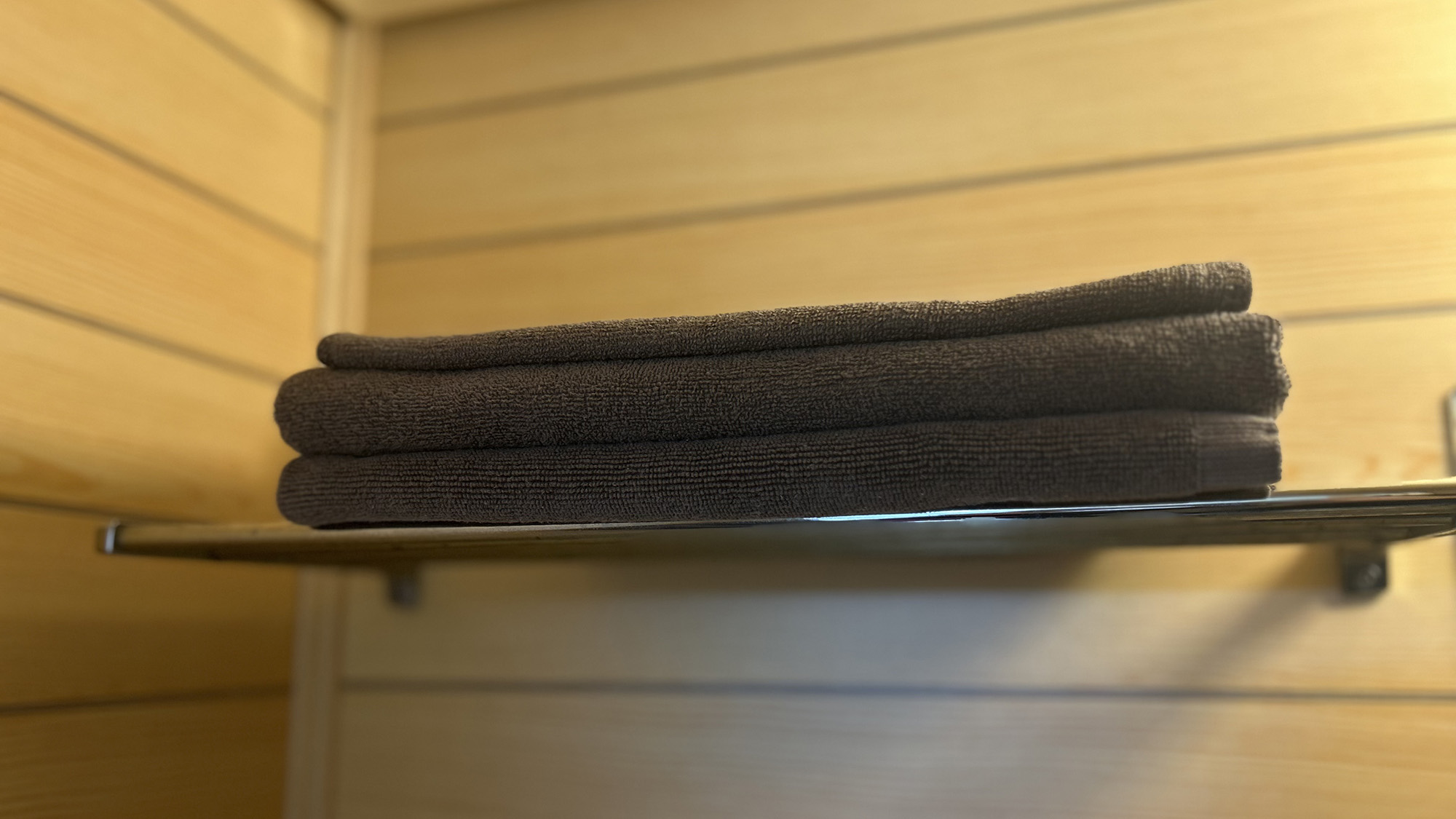 ・【タオル】湯上がりにすぐ使えるよう、浴室の棚にタオルを完備しております