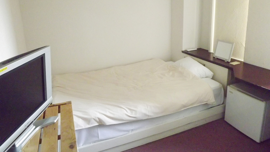 ・【客室一例】シングルベッドを1台設置。ゆっくりとお休みください