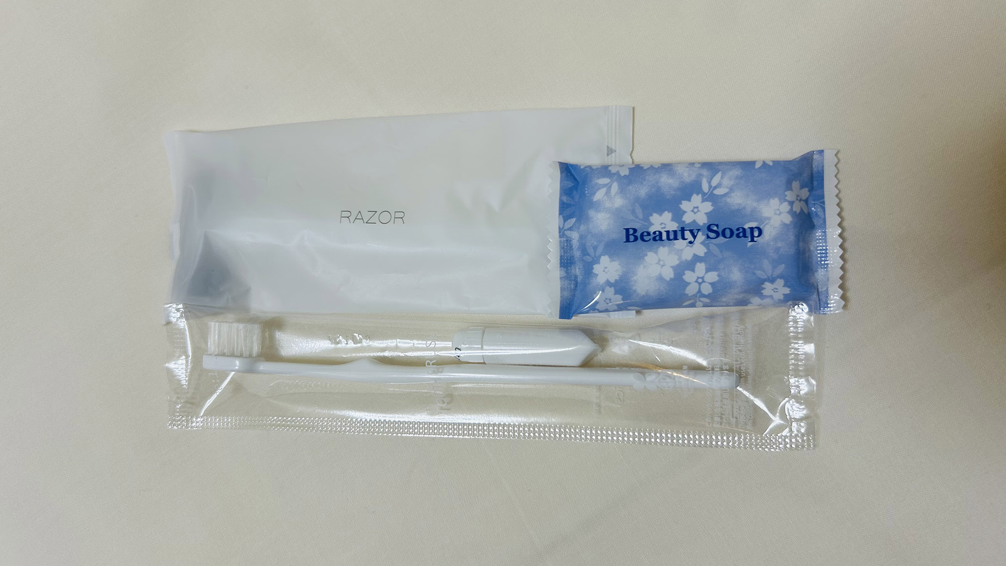 ・【アメニティ3点セット】歯ブラシ、石鹸、カミソリの3点セットをご用意しております