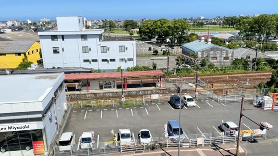 ・【周辺】ホテルの目の前に宮崎神宮駅と有料駐車場（予約制）があります