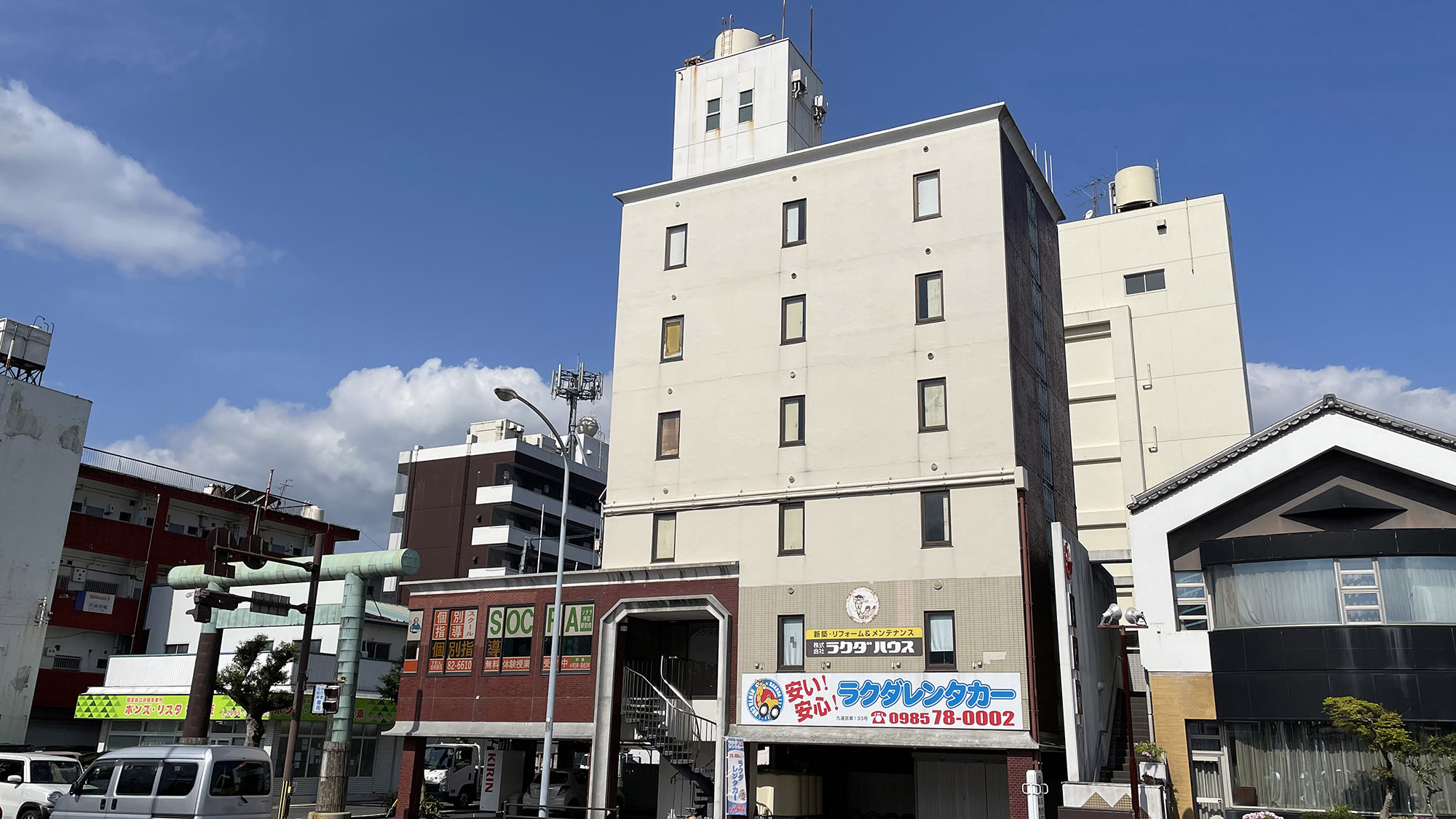 ・【外観】宮崎神宮駅がすぐ目の前の好立地。長期滞在にもおすすめ