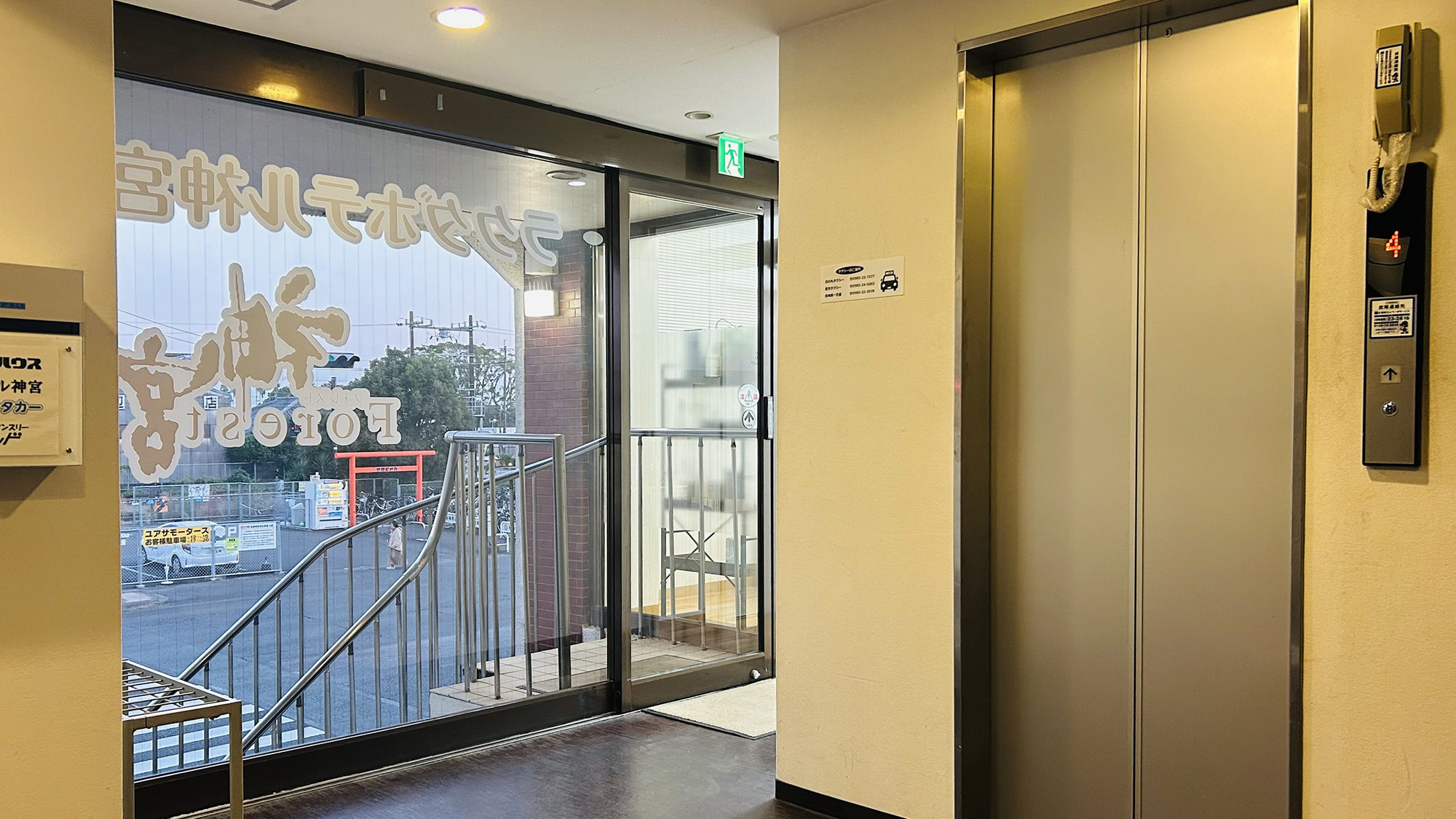 ・【2階ロビー】各階への移動は2階からエレベーターをご利用ください