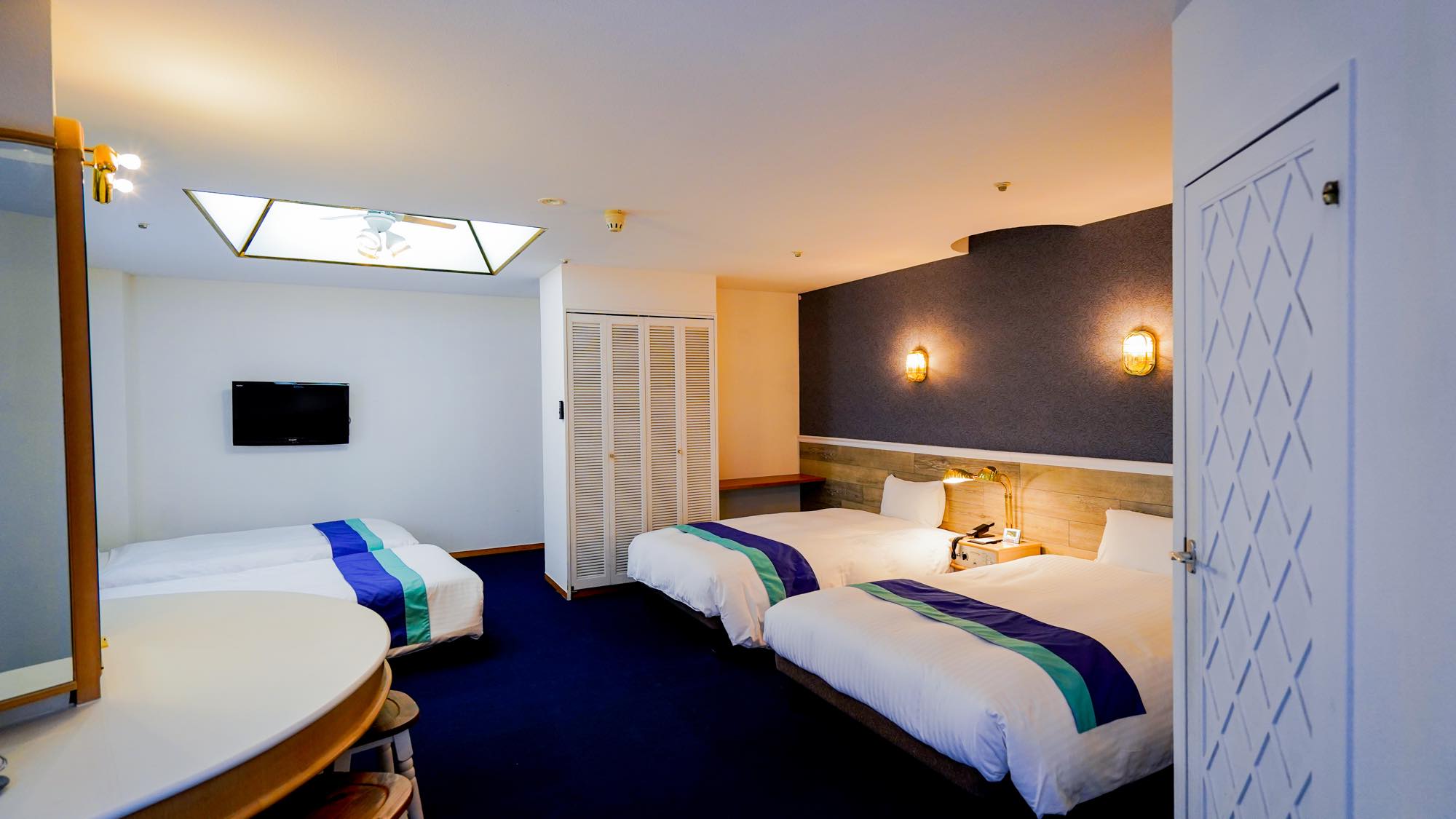 靴を脱いでお寛ぎいただける、土足禁止のお部屋です。セミダブルベッド（幅120cm）2台とシングルベッド（幅100cm）2台を備えており、添い寝でのご利用により最大6名様までご宿泊いただけます。