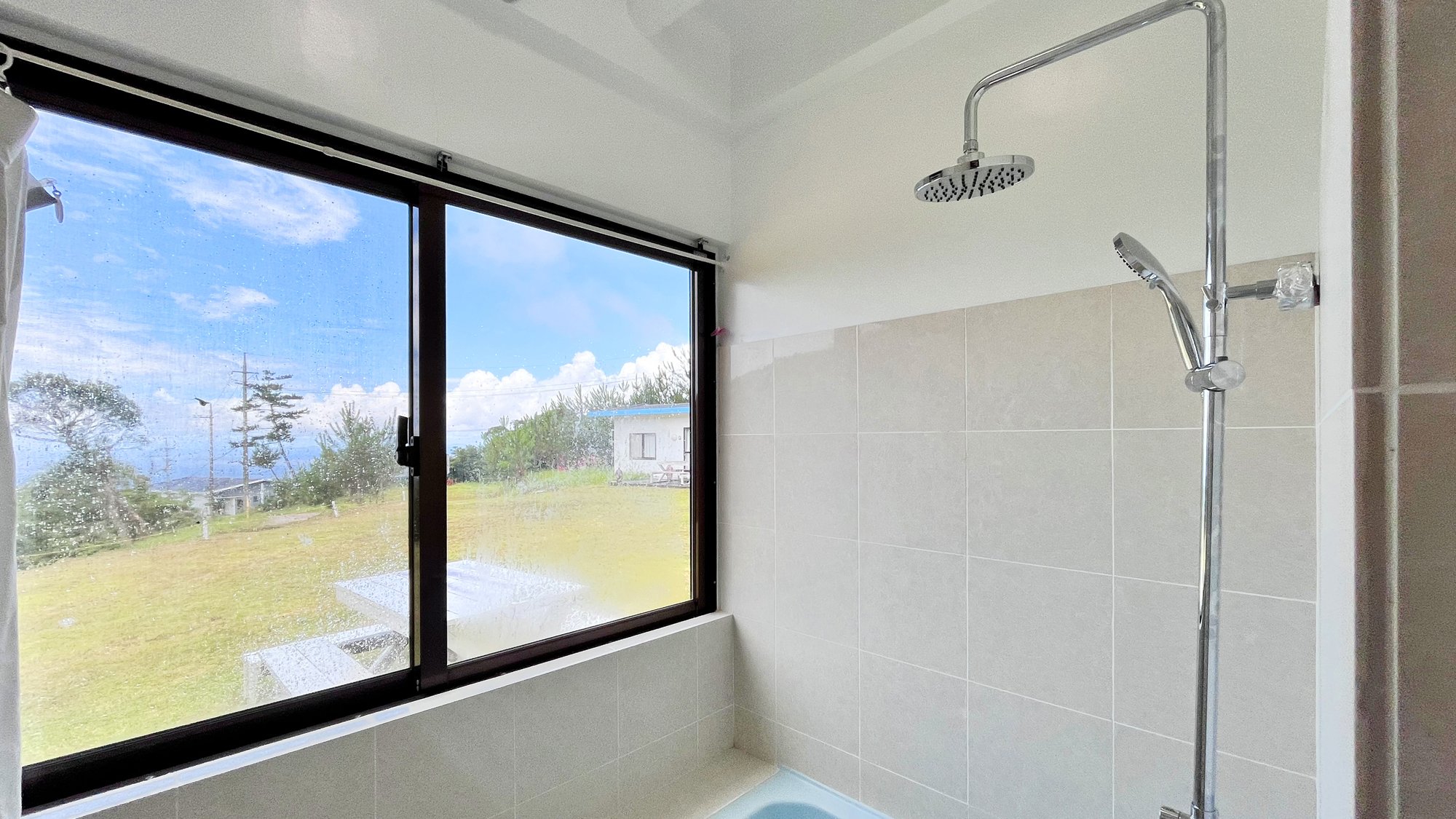 【バスルーム】丘の向こうには海