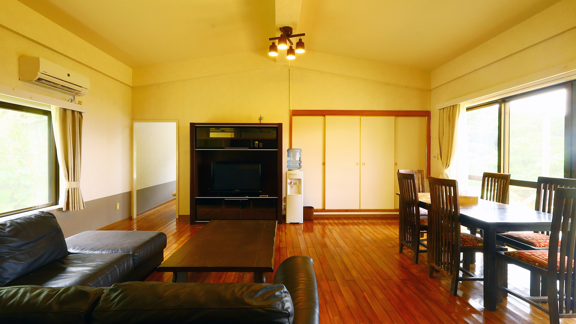 【リビングスペース】 ゆったりソファと大き目テレビでお寛ぎ頂けます