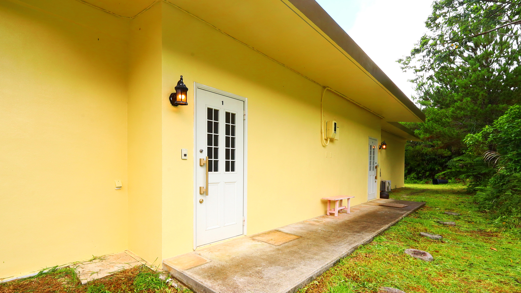 【外観】森に面した洋風玄関