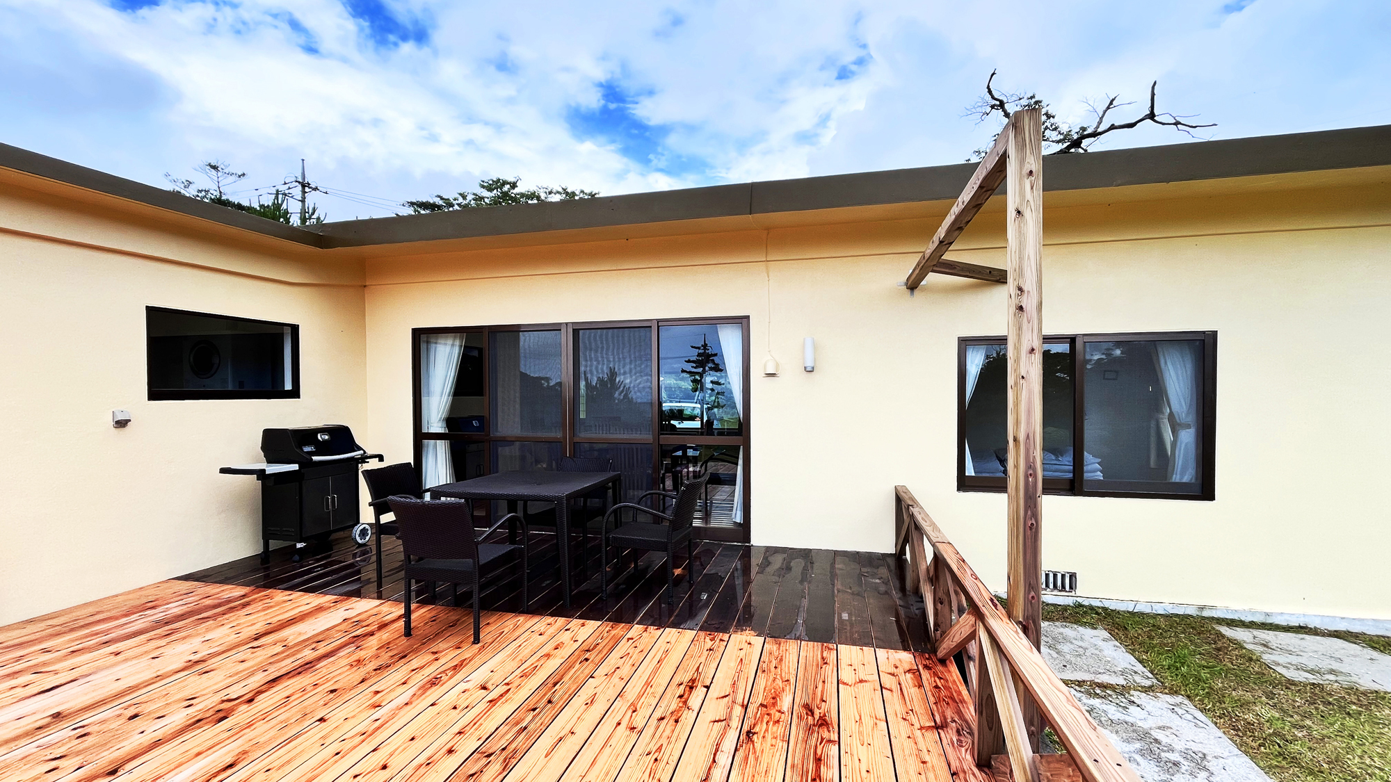 【外観】 BBQが出来る広々ウッドデッキ