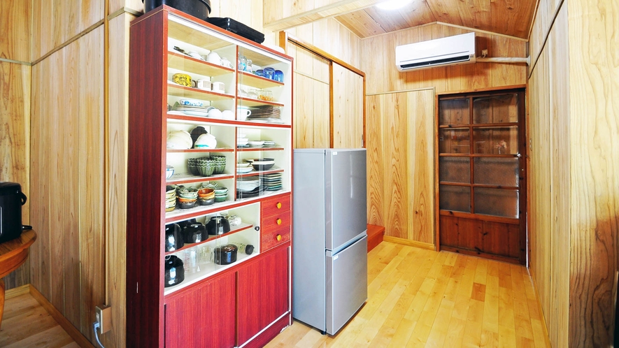 【キッチン】冷蔵庫や食器棚もあるので自炊もOK