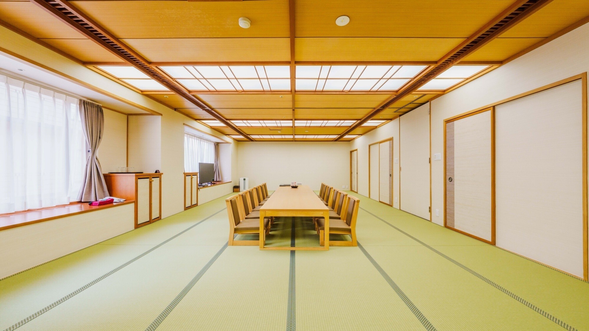 【本館広々和室】みんな一緒に泊まれてオトク！グループでも三世代ファミリーでもＯＫ♪