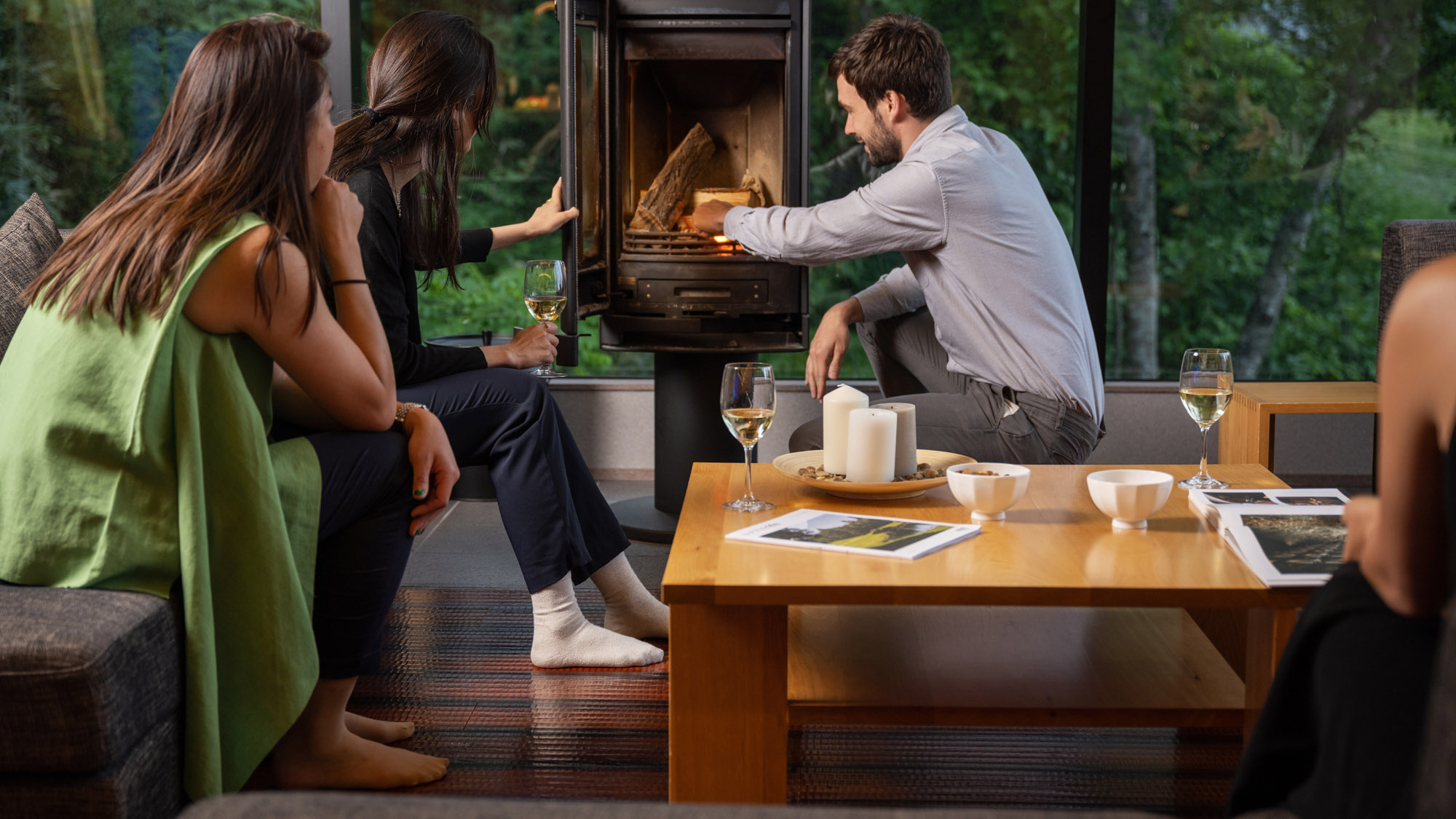 ・【リビング】薪ストーブやロウソクを付け暖かい空間をお楽しみください