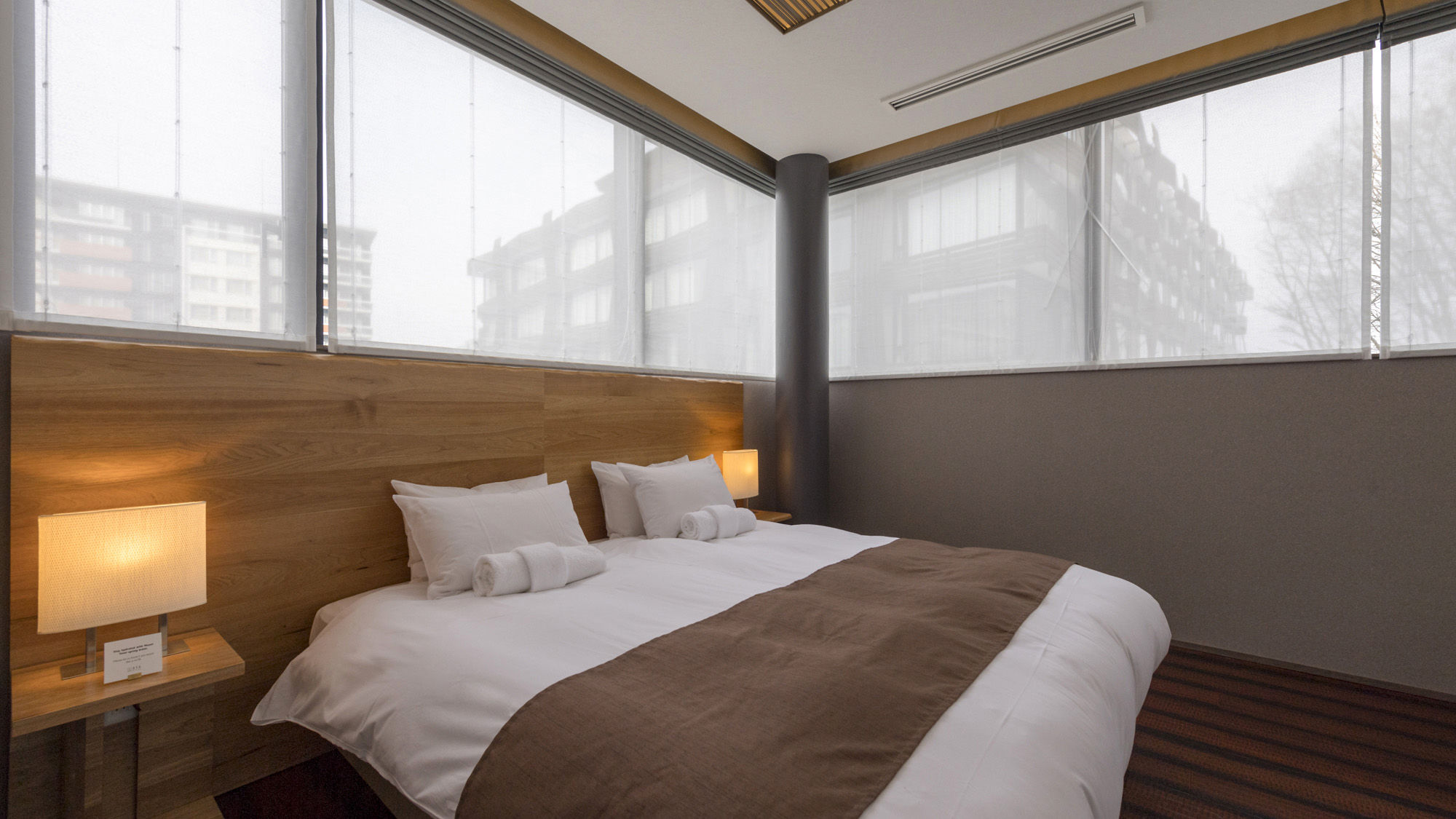 ・【2F／ベッドルーム】広いベッドなのでお子様との添い寝も可能です