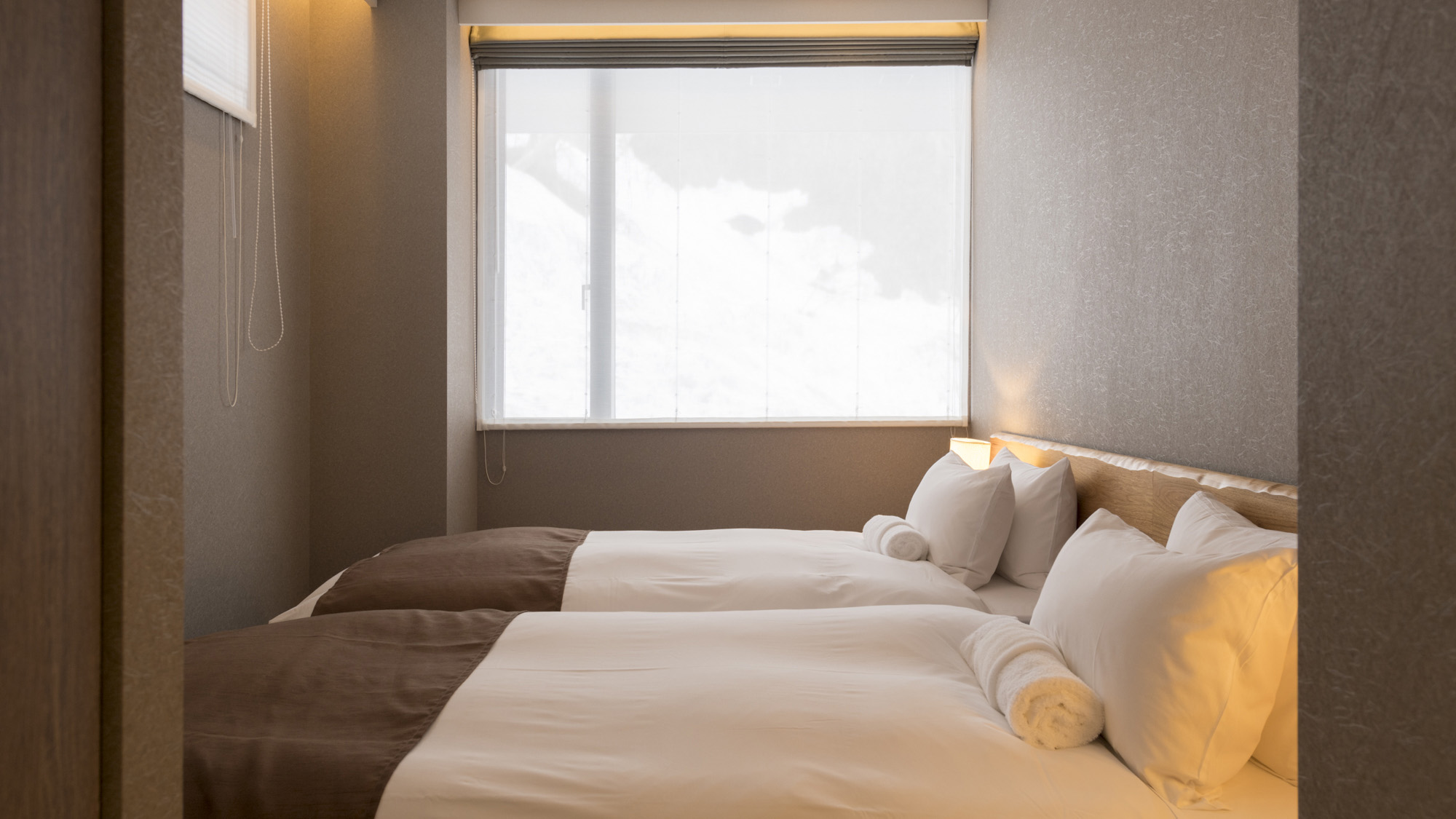 ・【1F／ベッドルーム】ひとりでは十分な広さのベッドがございます