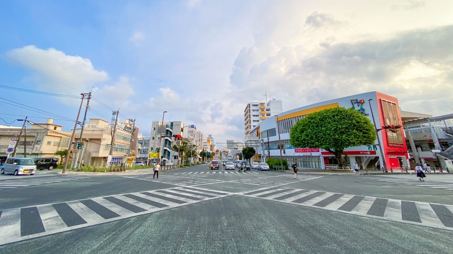 沖縄市の街。活気が味わえる場所です