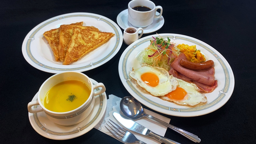 洋朝食／好評のフレンチトーストに目玉焼きやベーコン、スープ、ドリンクが付きます。