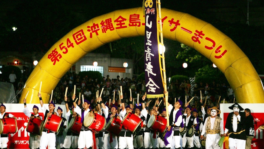 【沖縄全島エイサーまつり】エイサーのまち沖縄市コザで開催される沖縄最大規模のエイサー祭り。