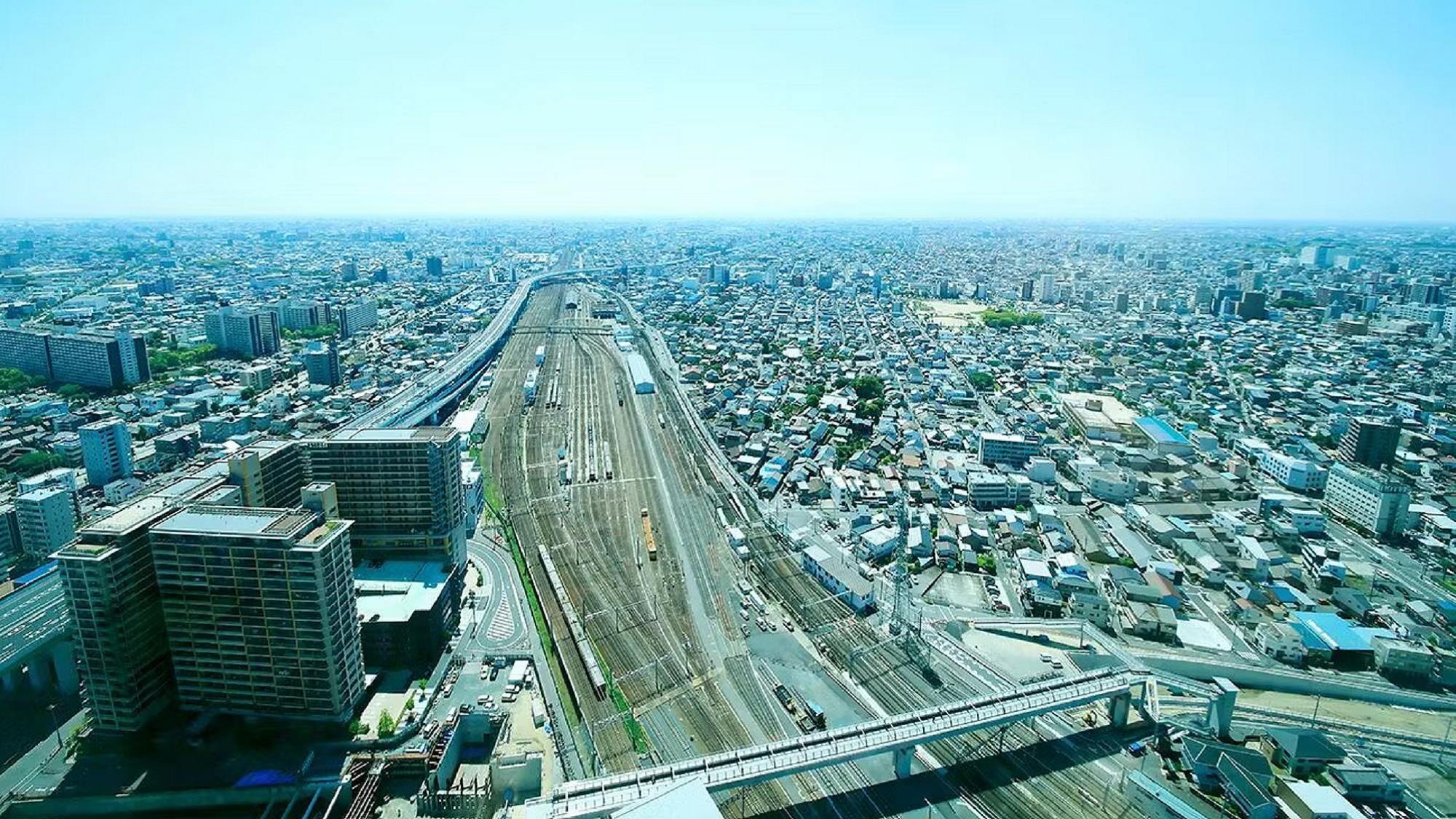 〈ホテルからの眺望(名古屋車両区方面・昼)〉方角で異なる特徴を持つトレインビュー。