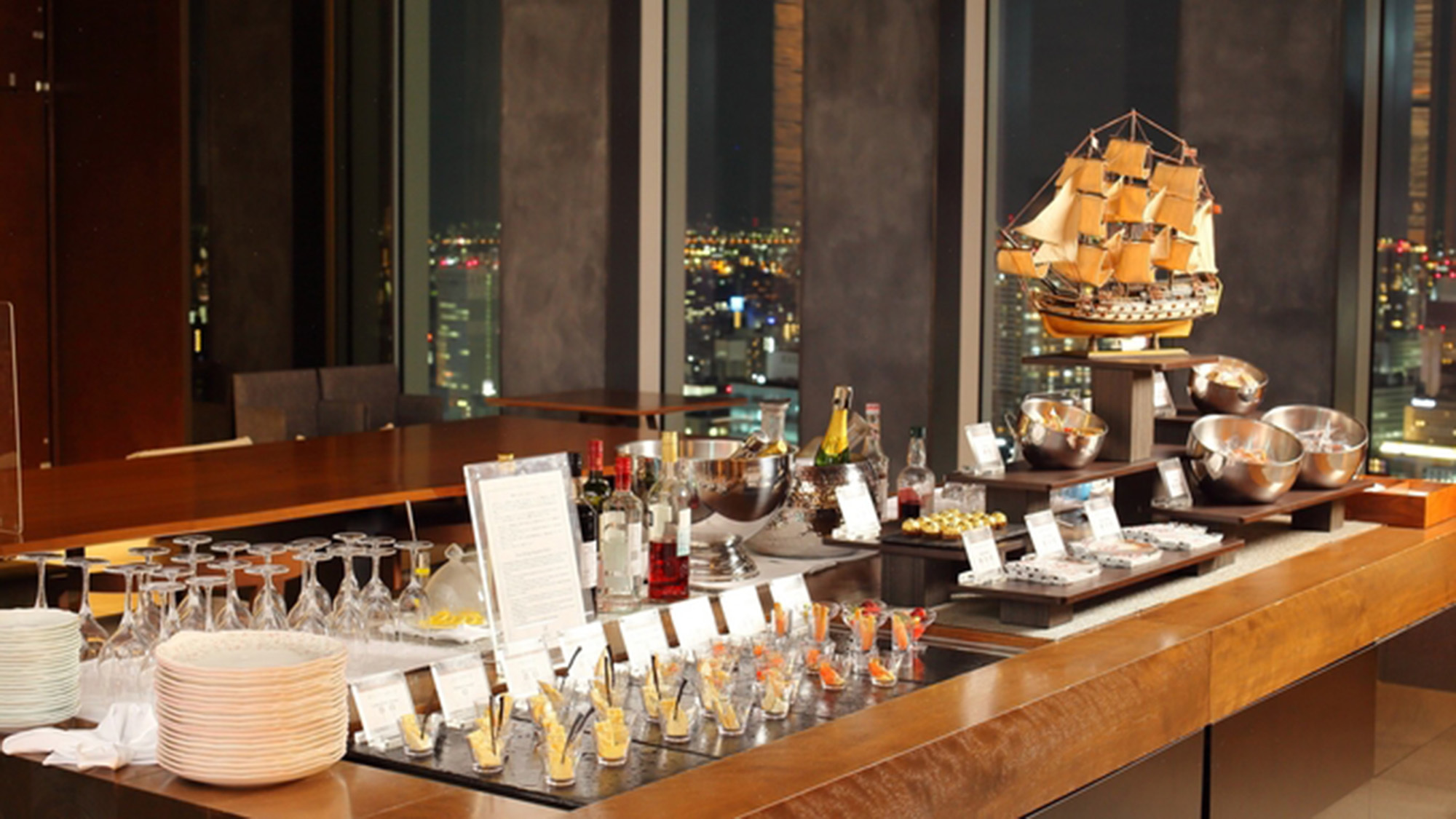 クラブラウンジのカクテルタイム（17:00～21:00）では夕食前後の一杯を