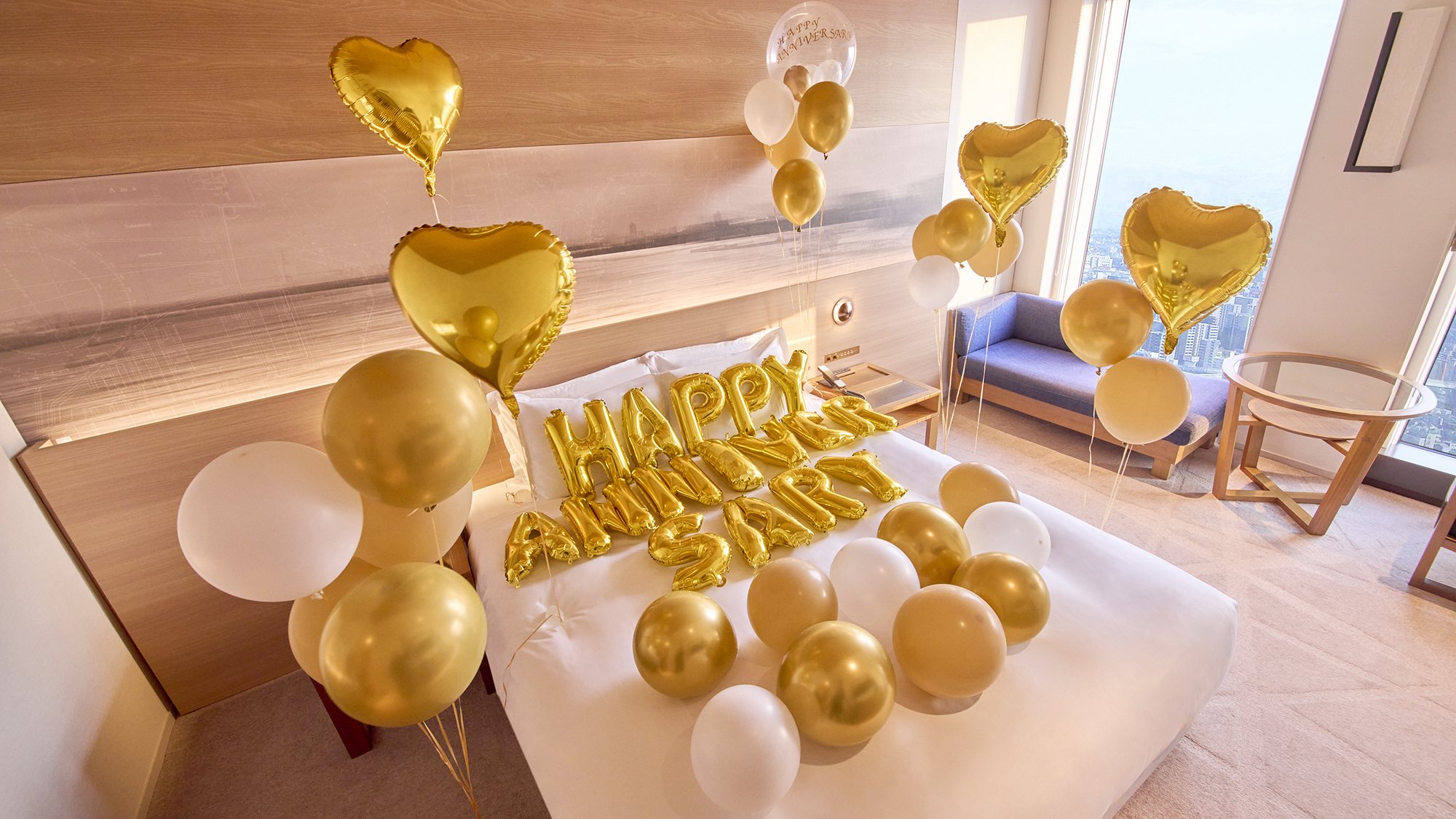 アニバーサリー装飾イメージ（バルーンのカラーはゴールド・ブルー・ピンクよりお選びいただけます。）