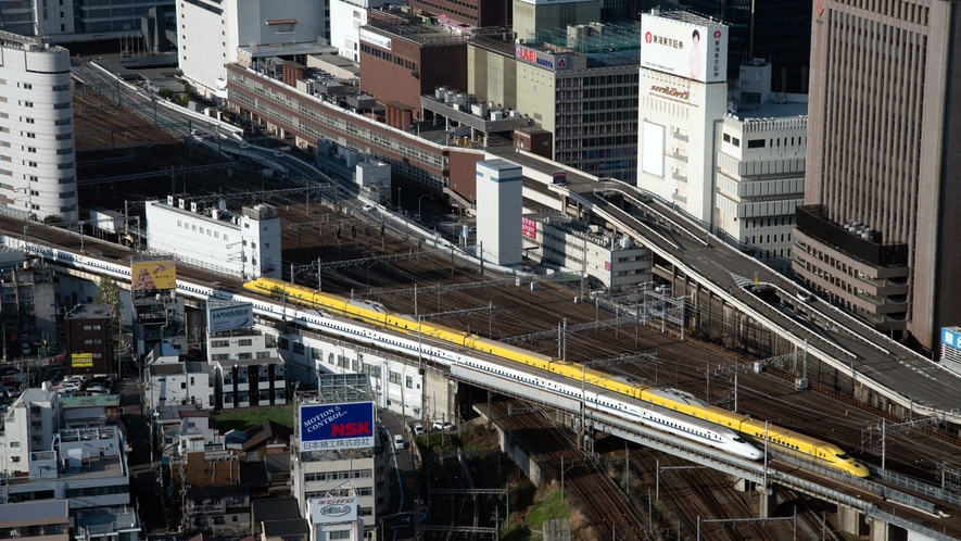 ホテルから見える名古屋駅方面に向かう新幹線と東京方面に向かうドクターイエロー