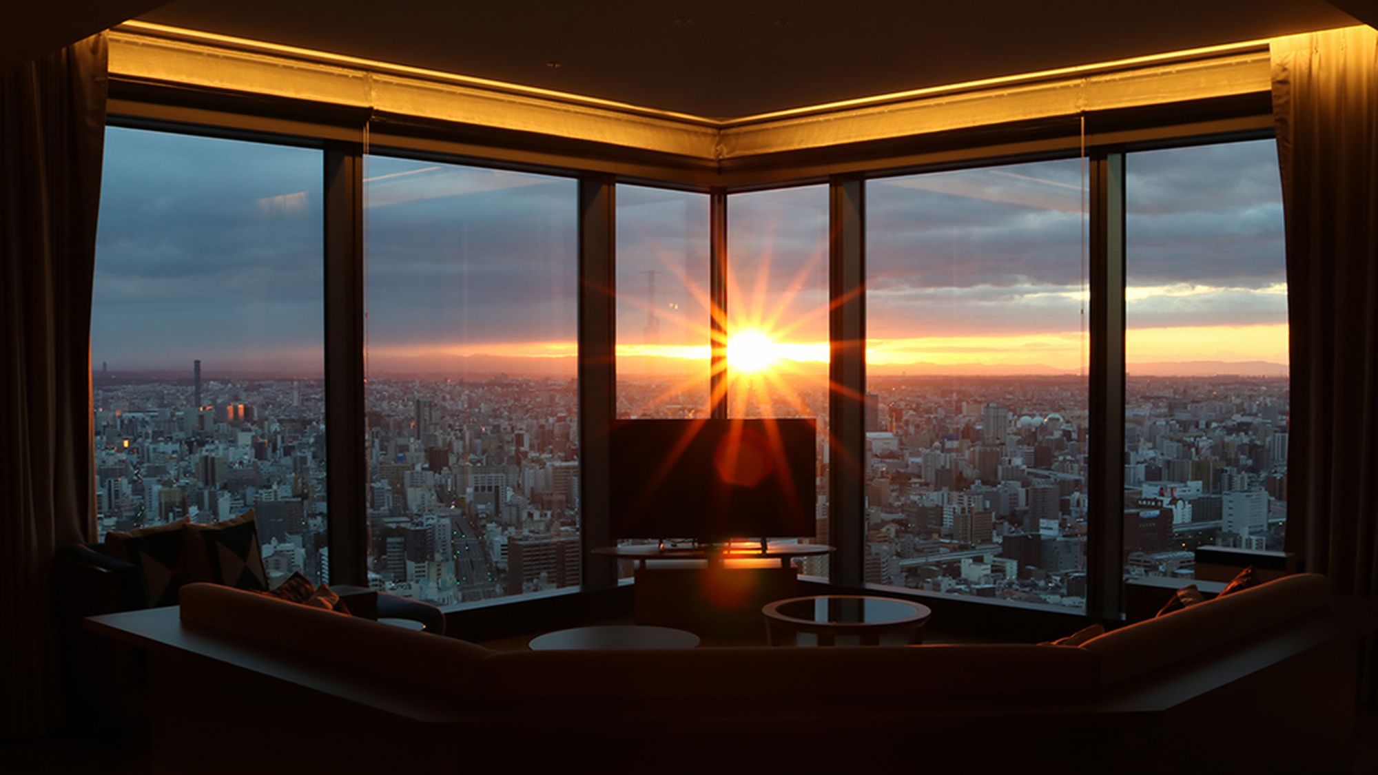 【32階以上】プレミアムコーナーツインから日の出を望む