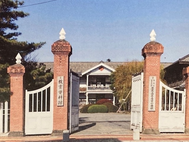 とよま町明治村　教育資料館（国指定重要文化財）旧登米高等尋常小学校　レンガ造りの門