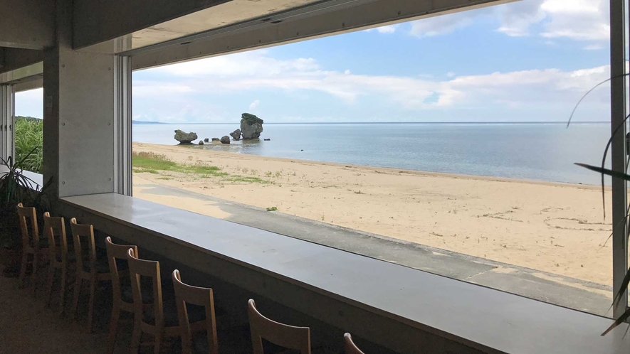 【オンザビーチカフェ】青い海と白い砂浜を眺めながらお食事をお楽しみください♪(施設から徒歩4分です