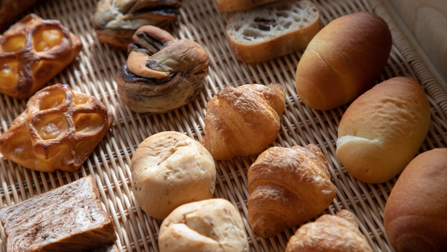 毎朝、数種のパンがビュッフェ台に並びます。