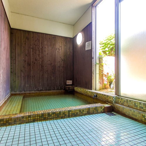 【貸切風呂】レトロ風呂：昔懐かしいタイル敷きの家族風呂です。