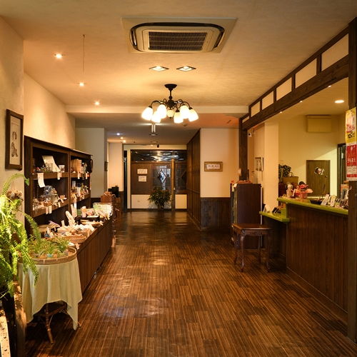 【フロント】１階ロビー横にフロントがございます。