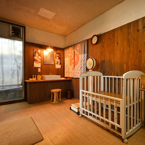 【脱衣所】ベビーベッドもございます