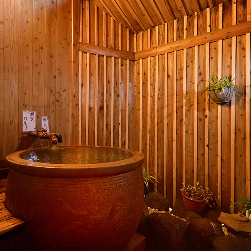 【貸切風呂】半露天の五右衛門風呂のつぼ湯。源泉かけ流しです