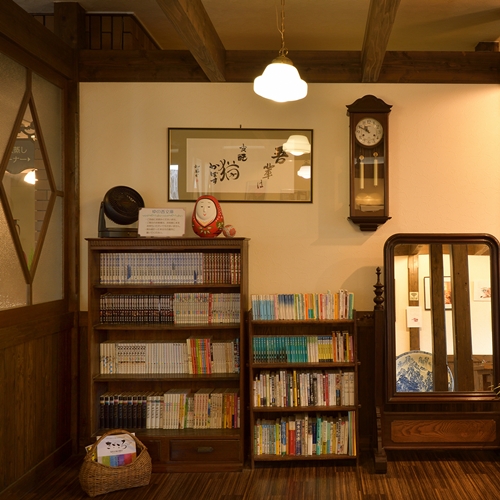 【ロビー】「ゆの香文庫」をご用意。ご自由にご利用ください。