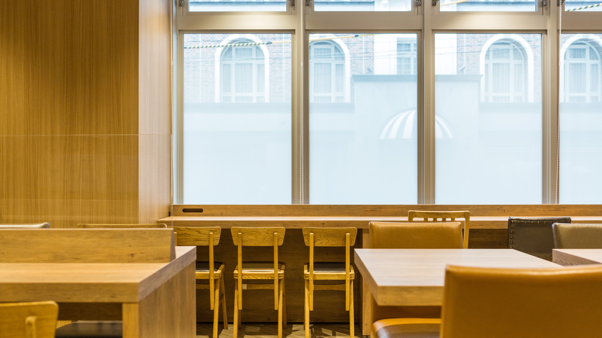 朝の陽ざしに包まれたロハスラウンジで美味しい食事を