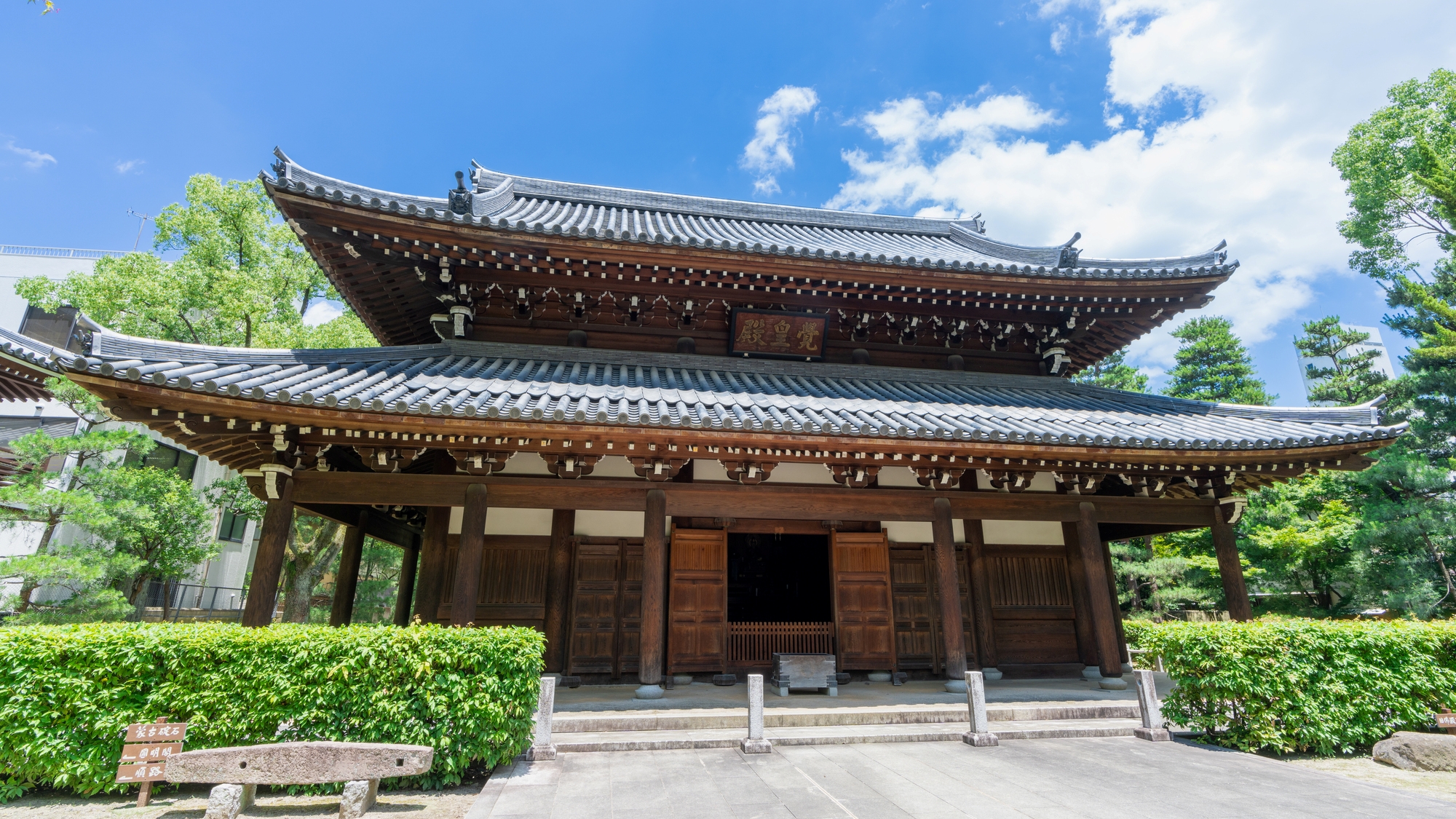 博多の喧騒を離れ、禅の心に触れる。