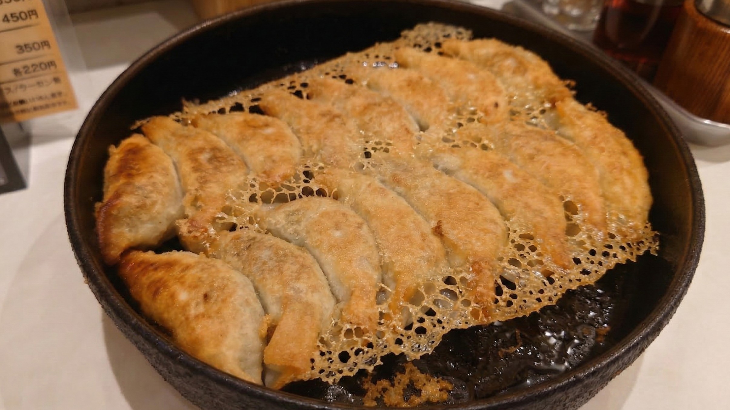 博多名物、アツアツの鉄鍋餃子