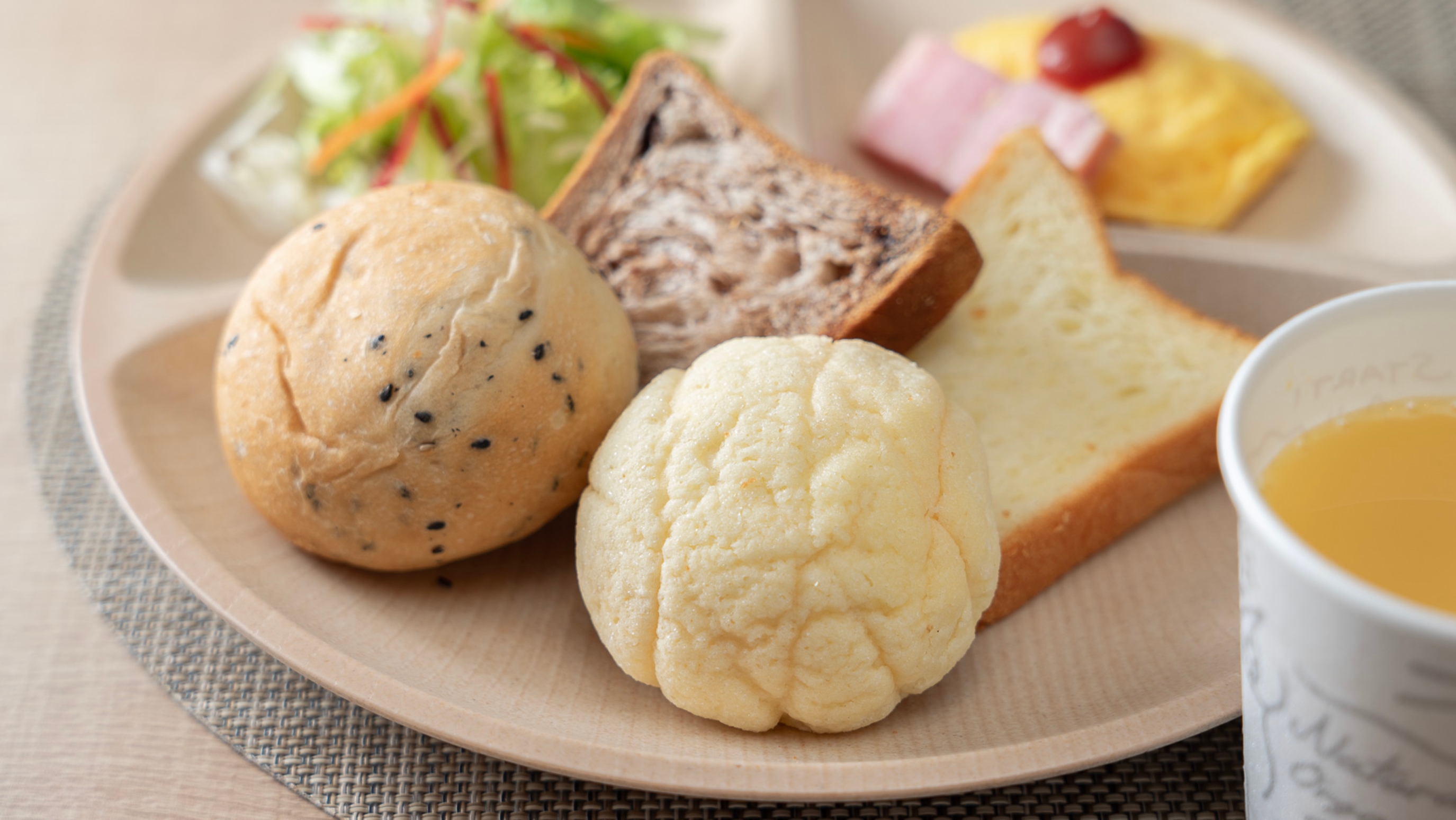 香り高いパンで至福の朝食を♪