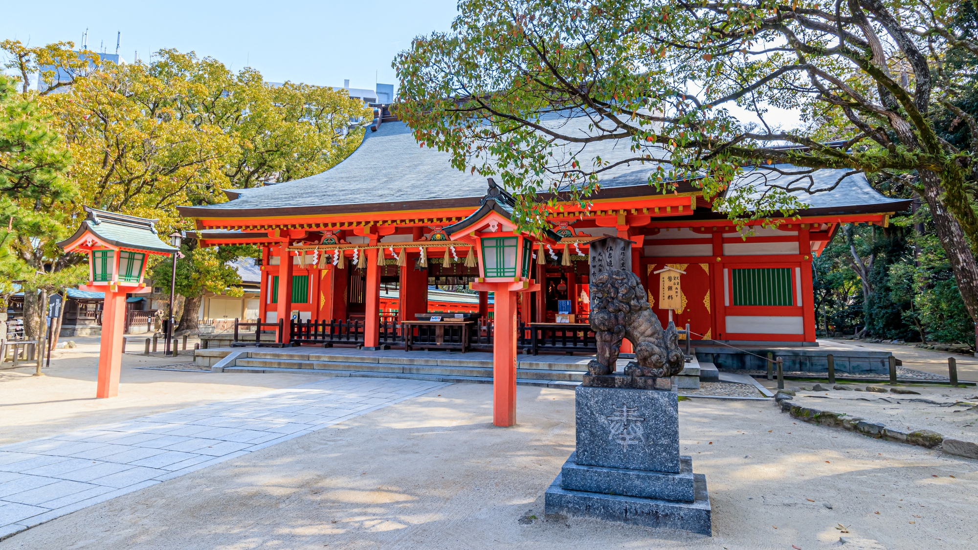 鮮やかな朱色が美しい拝殿。日本最古の住吉神社のひとつとして知られる。