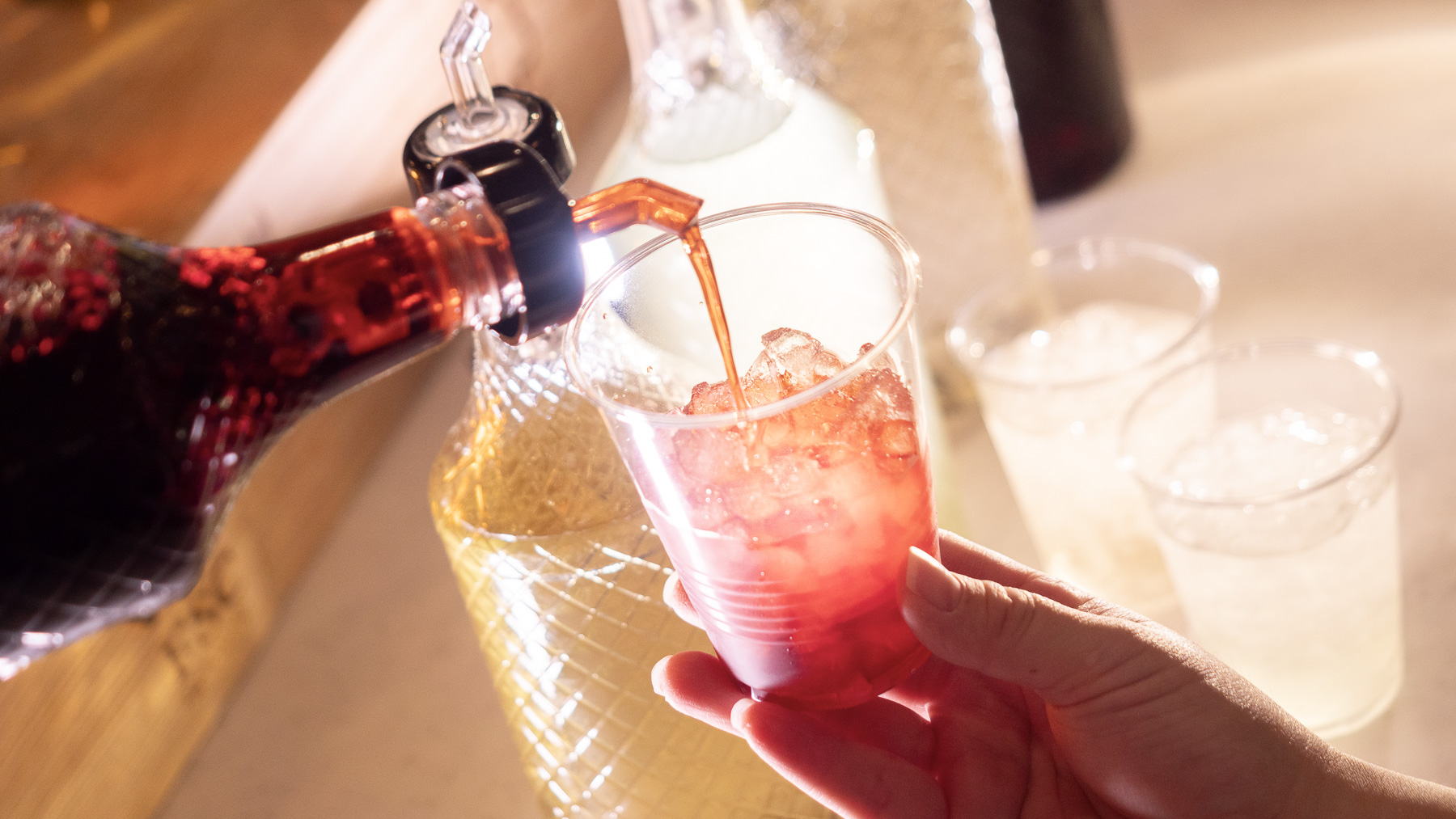 ワインや焼酎、コーヒー等をラウンジでゆったりと楽しめる無料ウェルカムバー