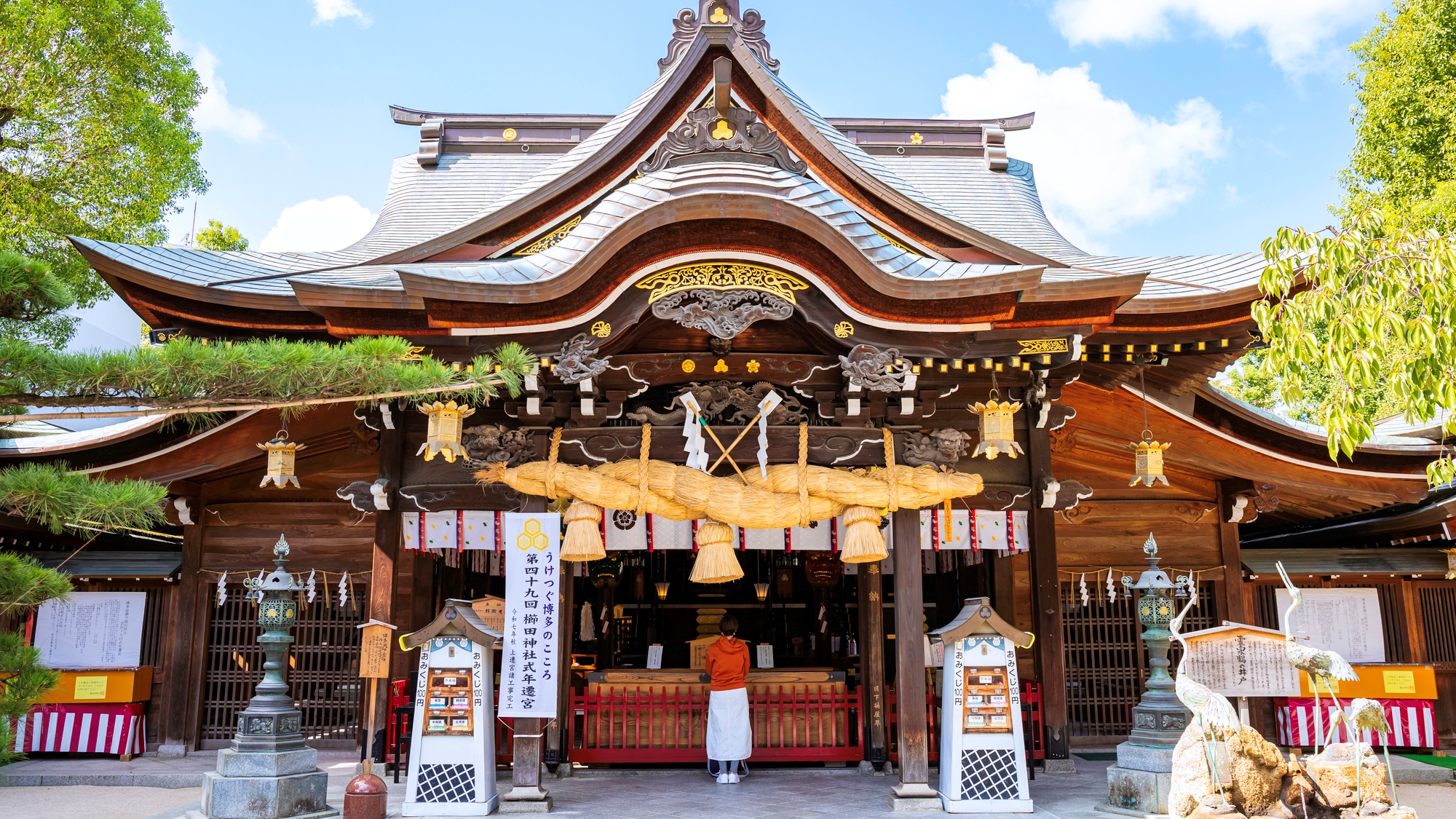 大きな注連縄と歴史を感じさせる社殿が印象的な、福岡・博多を代表する神社。