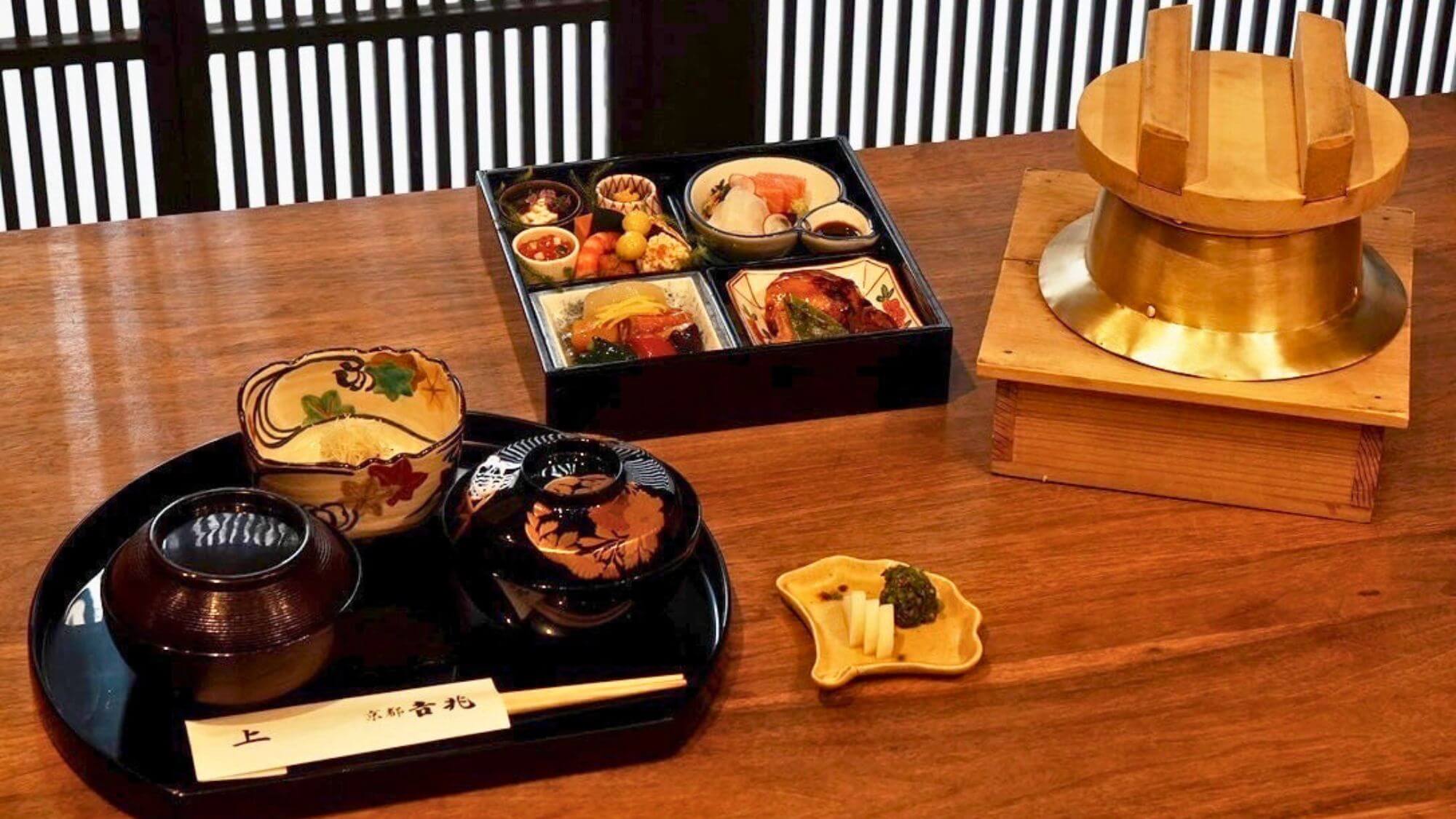 【ご夕食一例】京都の老舗料亭「吉兆」の仕出し懐石をお楽しみください。