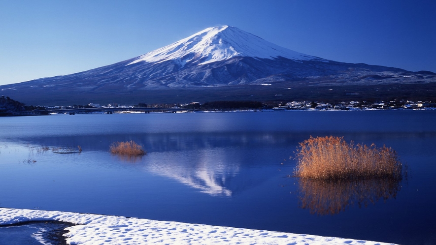■富士山と河口湖と雪＜冬＞（写真提供：富士河口湖　観光課）