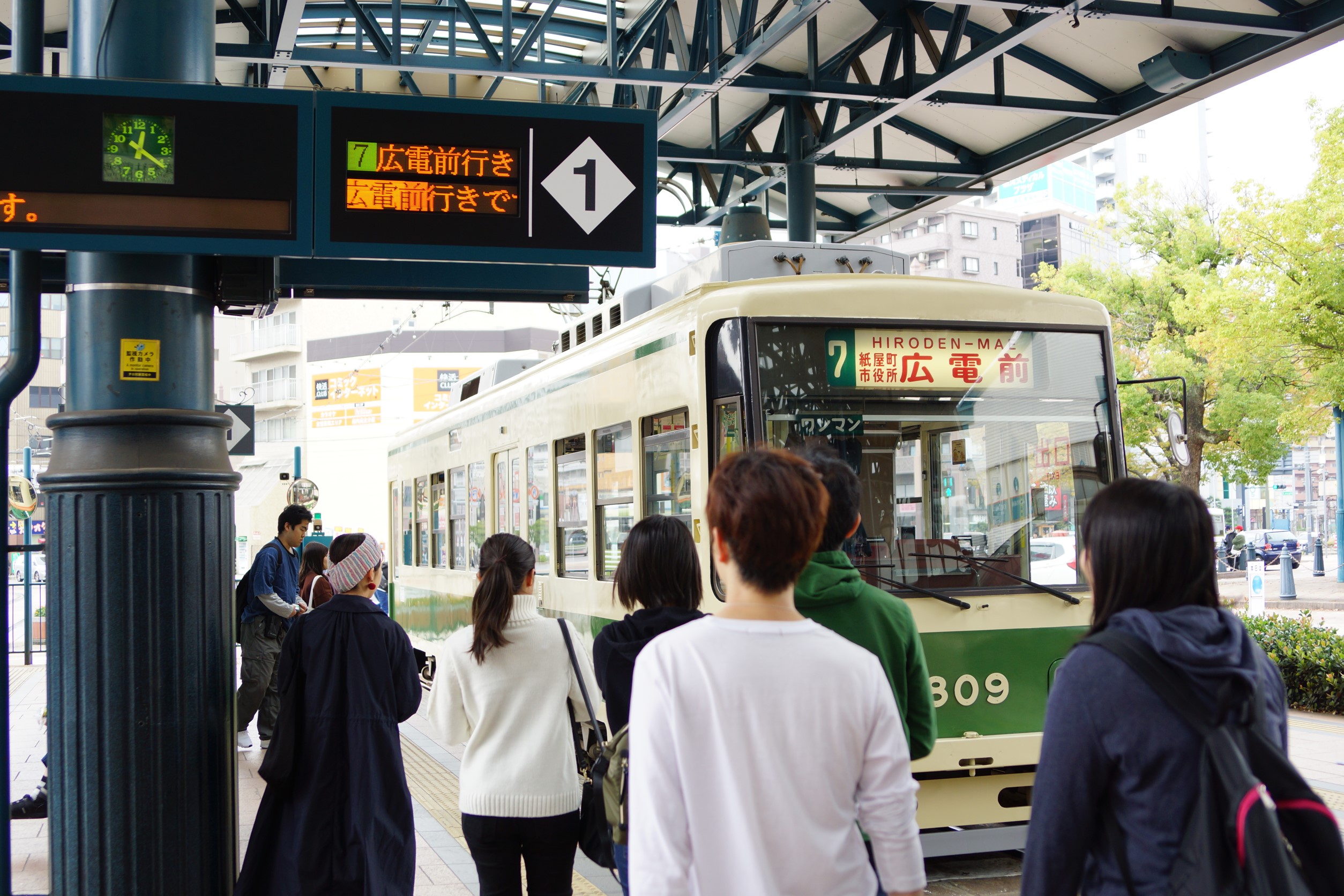 路面電車の駅も歩いて1分！