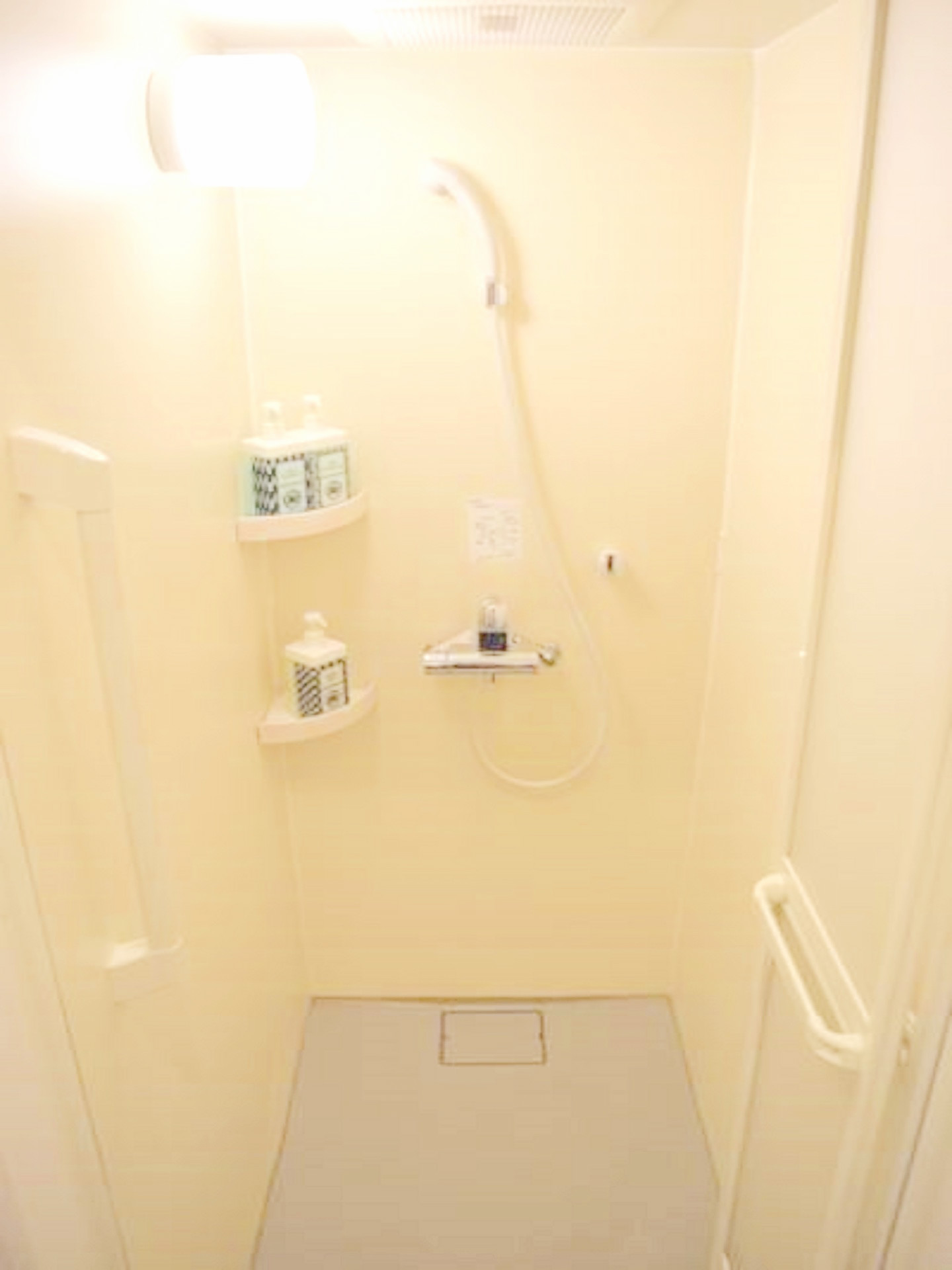 シャワールームは、宿泊階に２室完備しております。２４時間ご利用可能です。
