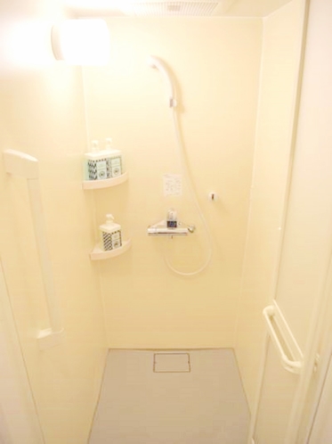 シャワールームは、宿泊階に２室完備しております。２４時間ご利用可能です。