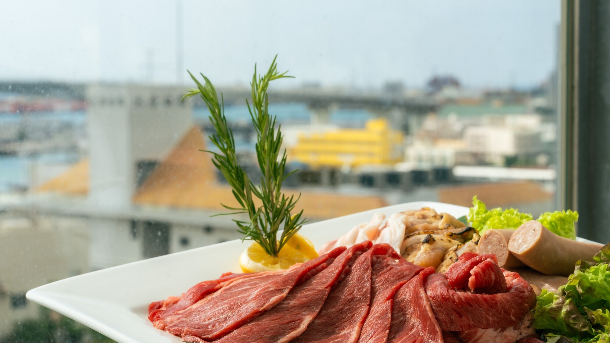 明るい窓辺で、目にも美味しい贅沢な肉盛り合わせ