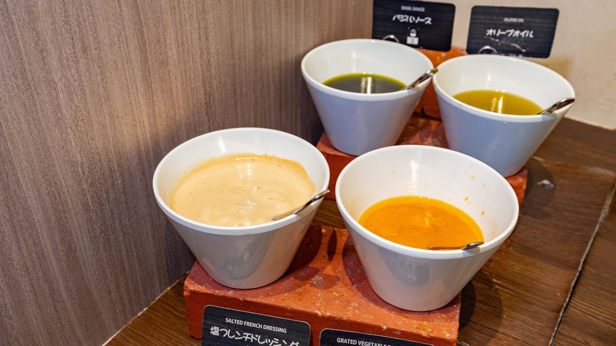 バラエティ豊かなドレッシング。お好みの味を見つけて、サラダをもっと楽しもう