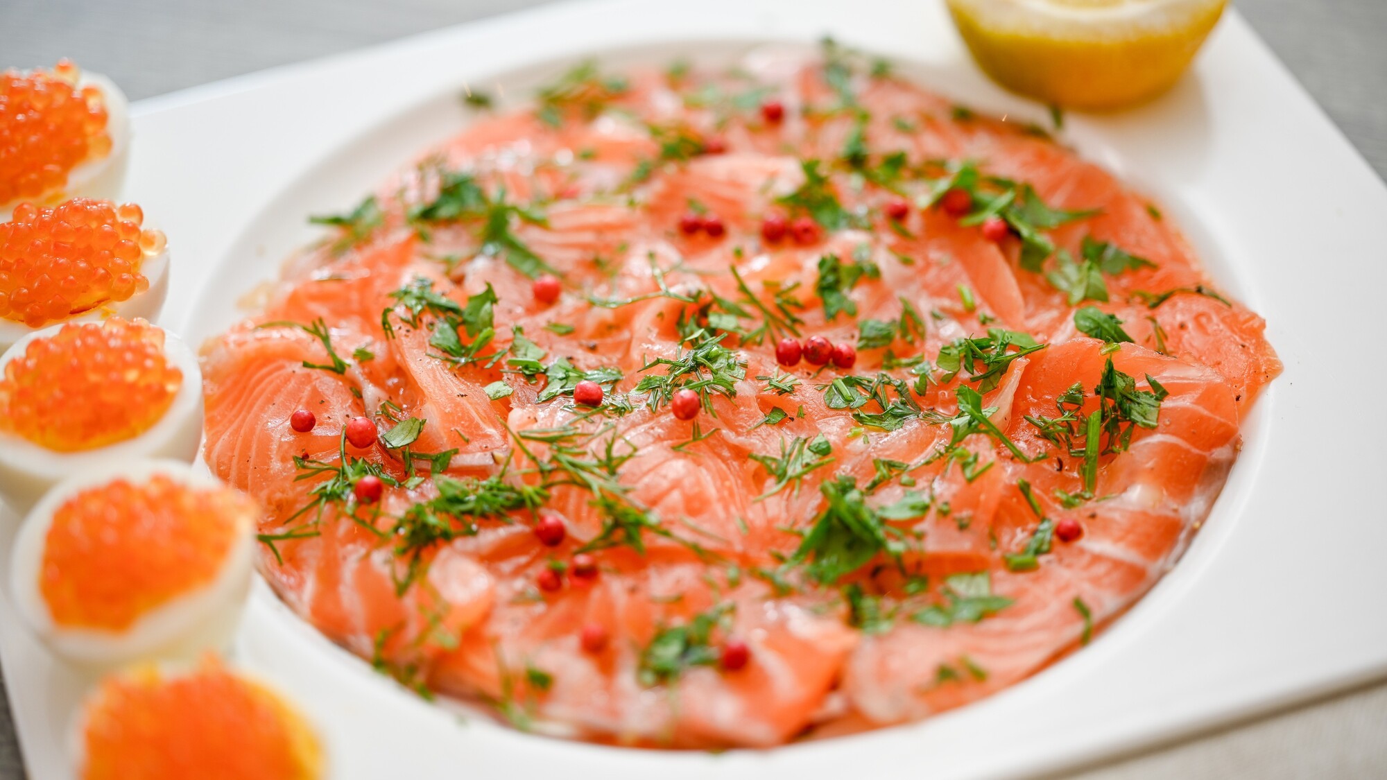 10～12月限定　サーモンのディルマリネと茹で卵のイクラのせ 