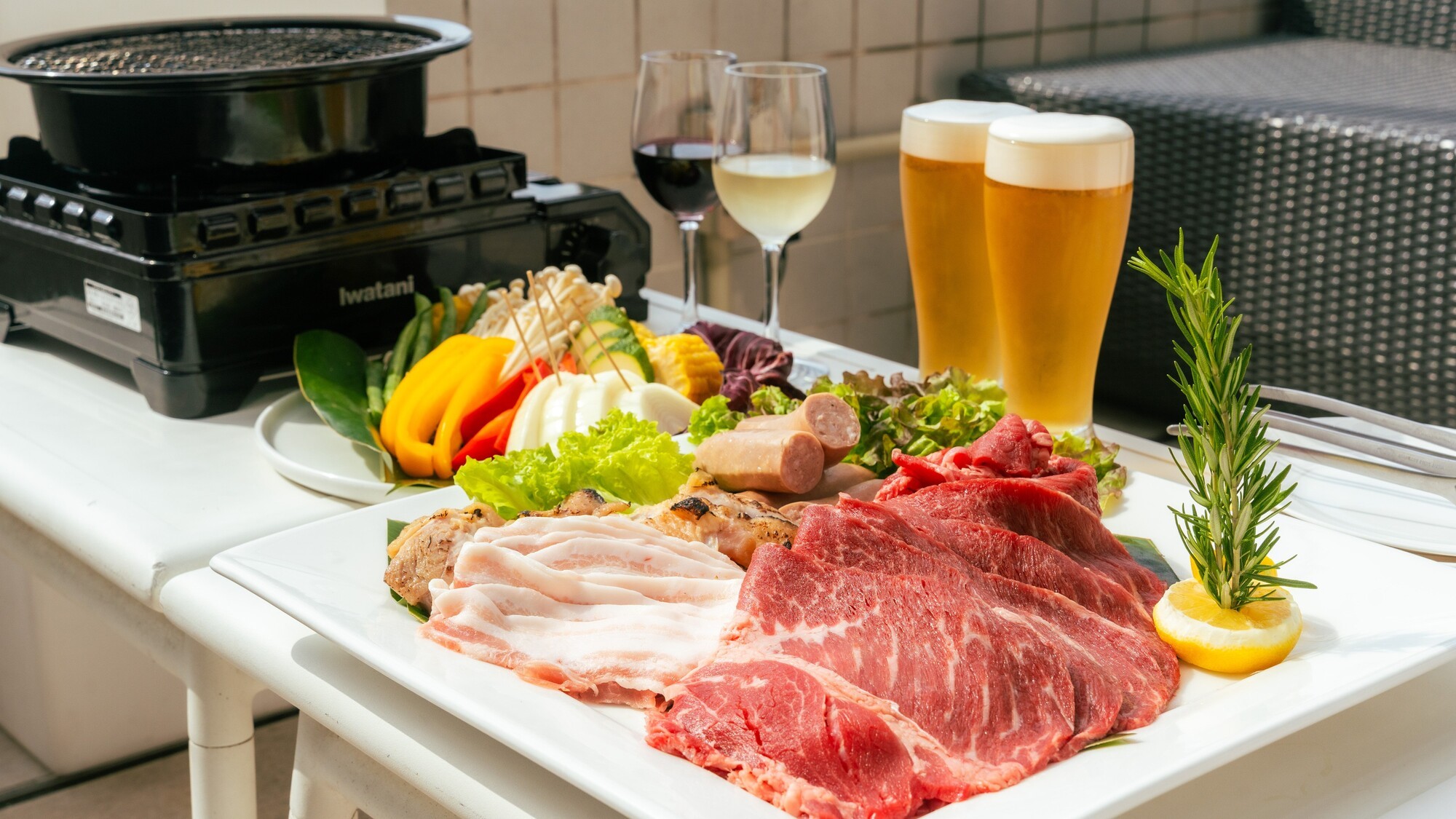 那覇のパノラマ画廊を背景に、ルーフトップバーで贅沢なBBQを